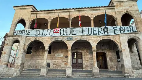 Pancarta en el edificio de la Polic&iacute;a Municipal