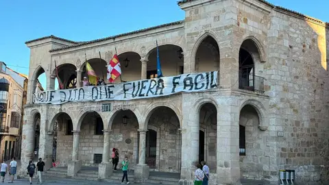 Pancarta en el edificio de la Polic&iacute;a Municipal