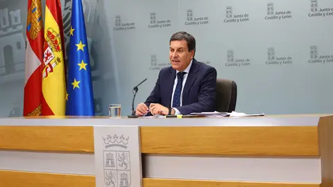 Imagen de archvo de Carlos Fern&aacute;ndez Carriedo en la rueda de prensa posterior al Consejo de Gobierno