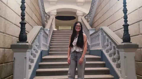 Zhin Zang en las escaleras del Instituto Claudio Moyano