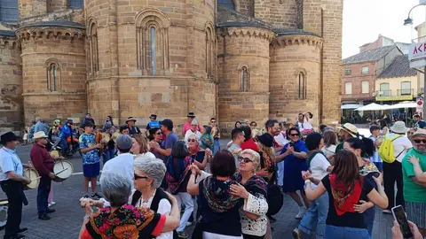 Escuela de folklore en una de las plazas