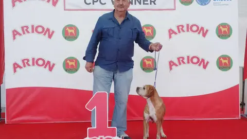 La perra campeona del mundo junto con su due&ntilde;o