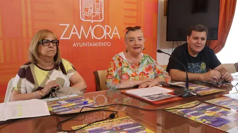 Izq. a dcha. Rosal&iacute;a Esteban, Auxiliadora Fern&aacute;ndez y David Lozano.
