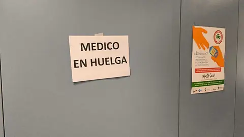 Cartel colgado en una consulta del centro Parada del Molino
