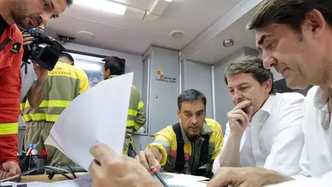 El presidente Ma&ntilde;ueco y el hasta ahora El exconsejero Su&aacute;rez-Qui&ntilde;ones escuchan a &Aacute;ngel S&aacute;nchez en los graves incendios de Zamora de 2022. JCyL