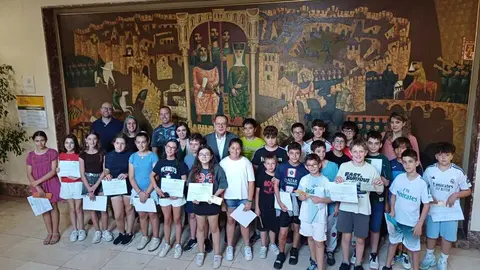 Estudiantes con el diploma entregado en la Subdelegaci&oacute;n del Gobierno