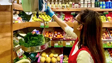 Empleada de fruter&iacute;a. Foto Ministerio Inclusi&oacute;n, Seguridad Social y Migraciones