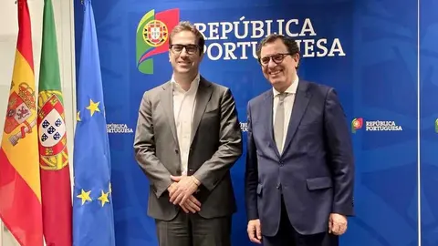 El vicepresidente primero y ministro de Econom&iacute;a, Comercio y Empresa, Carlos Cuerpo, con el ministro de Econom&iacute;a y Cohesi&oacute;n Territorial de Portugal, Manuel Castro Almeida, en Lisboa
