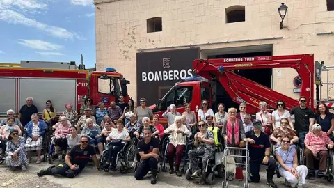 Una jornada de convivencia acerca a los mayores de Toro a los servicios de emergencia