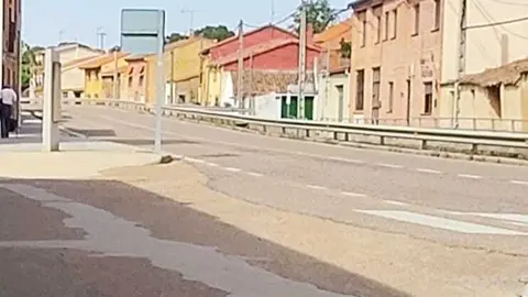 Un vecino camina solo por un pueblo de la provincia de Zamora