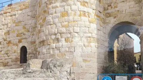 Piedras desprendidas en el Arco de Do&ntilde;a Urraca de Zamora