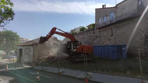 Derribo del taller en la Bajada de San Mart&iacute;n