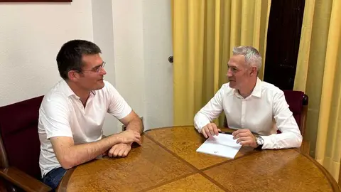 reuni&oacute;n alcalde de Toro y representante de Coobad&uacute;