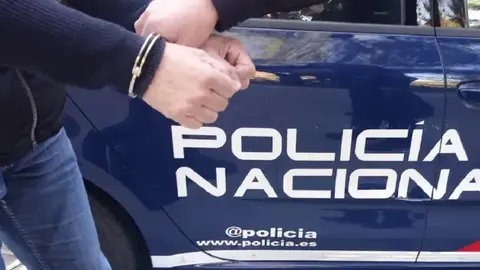 Polic&iacute;a Nacional con un detenido. Foto Burgos Noticias
