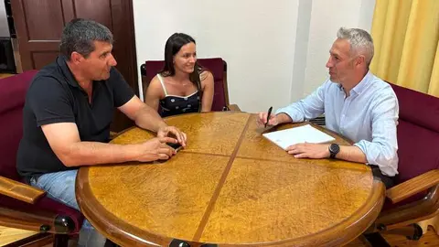 El alcalde Carlos Ramos con representantes de la Junta Agropecuaria