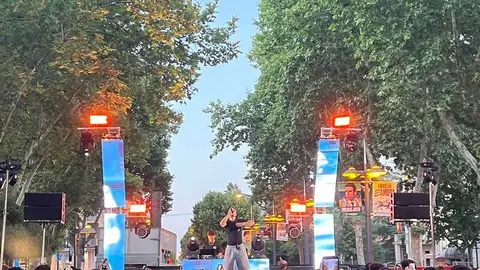 Actuaci&oacute;n de John Poll&otilde;n en la Plaza de la Marina
