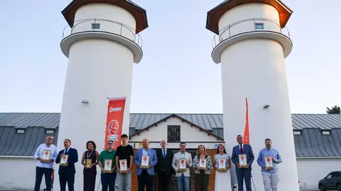 Foto de familia de los premiados