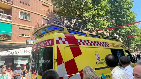 Ambulancia del Sacyl en la Avenida de las Tres Cruces