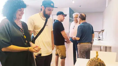 Numa Mart&iacute;n y Alberto Segurado contemplan los cagaderos de vaca, la pieza ganadora y la pieza original
