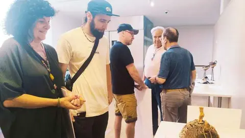 Numa Mart&iacute;n y Alberto Segurado contemplan los cagaderos de vaca, la pieza ganadora y la pieza original