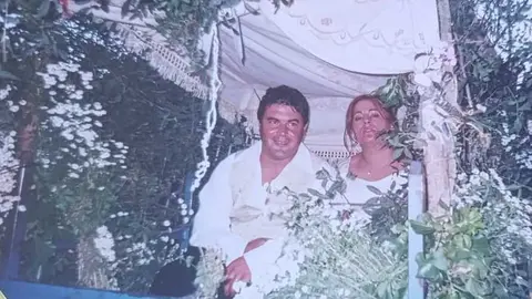 Sonia y Joaqui en el carro hace 25 a&ntilde;os