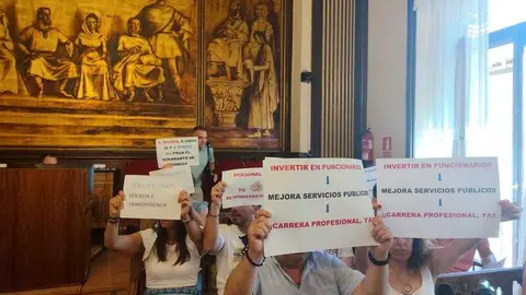 Funcionarios en el Pleno del Ayuntamiento de Zamora con sus pancartas reivindicativas