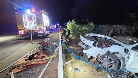 Bomberos en el lugar del accidente