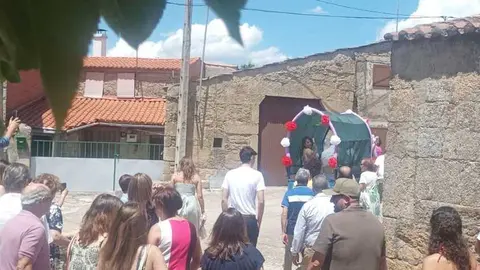 Los novios en el carro tras la ceremonia de las Bodas de Plata
