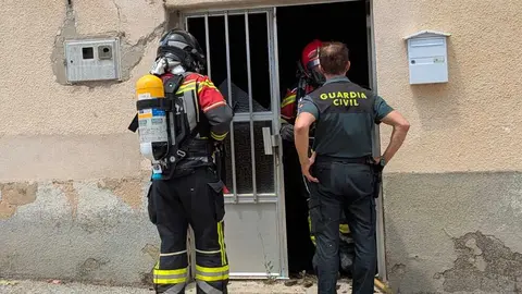Bomberos y Guardia civil en la vivienda incendiada en Moraleja del Vino