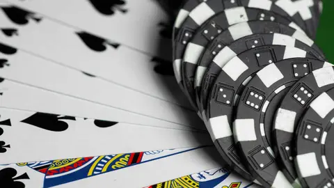 C&oacute;mo el poker contin&uacute;a siendo una actividad social que fortalece los v&iacute;nculos entre personas de diferentes edades