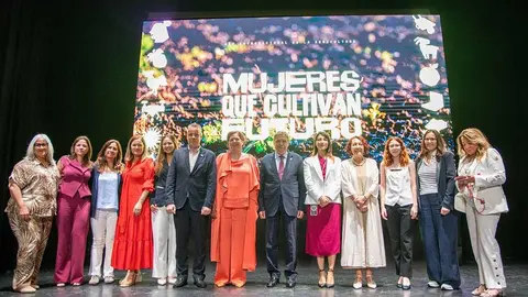 El ministro de Agricultura, Pesca y Alimentaci&oacute;n, Luis Planas, junto a un grupo de agricultoras