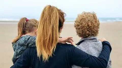 Una mujer al cuidado de dos menores
