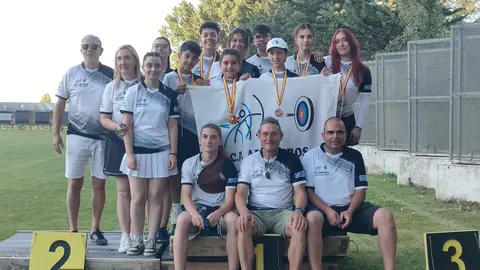 La cantera con sus entrenadores en el campeonato Arqueros Zamora