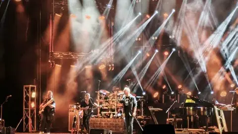 Assia desata la ecatombe musical en Motos Sanabria_2
