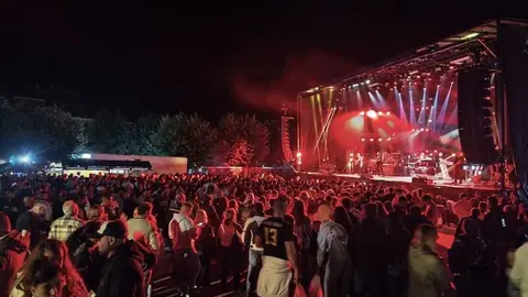 Assia desata la ecatombe musical en Motos Sanabria_10