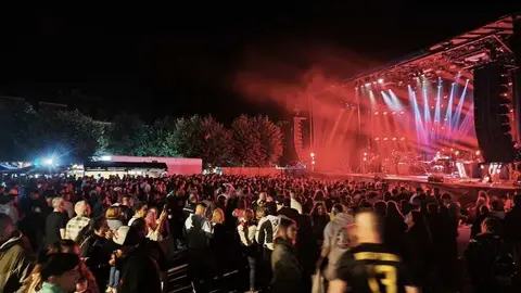 Assia desata la ecatombe musical en Motos Sanabria_11