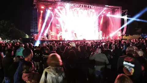 Assia desata la ecatombe musical en Motos Sanabria_12