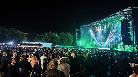 Assia desata la ecatombe musical en Motos Sanabria_15
