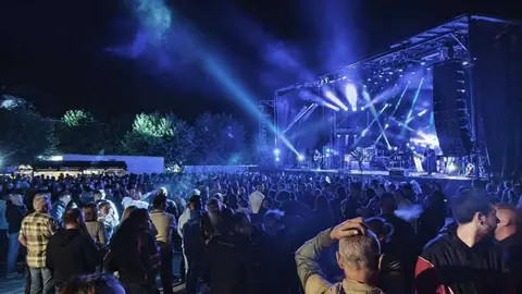 Assia desata la ecatombe musical en Motos Sanabria_18