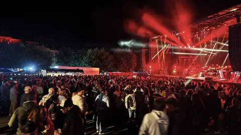 Assia desata la ecatombe musical en Motos Sanabria_21