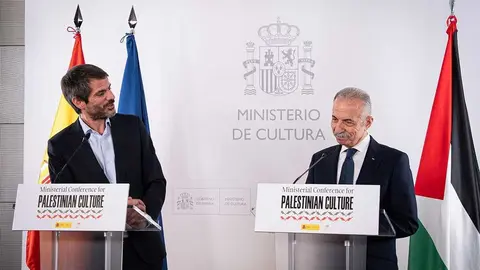 El ministro de Cultura, Ernest Urtasun, y el embajador de Palestina en Espa&ntilde;a, Husni Abdel Wahed, durante la presentaci&oacute;n en rueda de prensa la Conferencia Ministerial por la Cultura Palestina