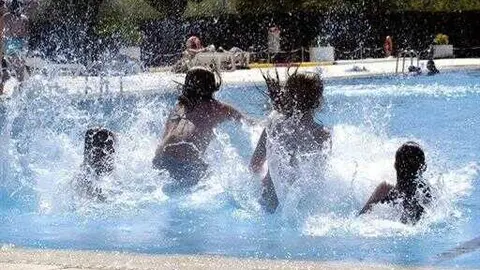 ni&ntilde;os jugando en una piscina