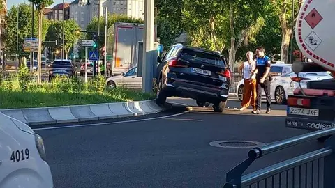 Coche accidentado en la rotonda de las Tres Cruces