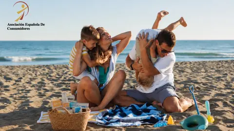 Familia de vacaciones en la playa. Foto AEC
