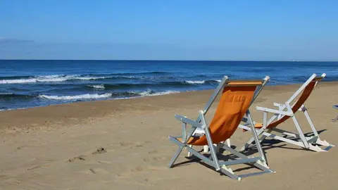 Hamacas vac&iacute;as en una playa