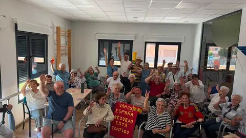Residentes y trabajadores con la pancarta ya preparada