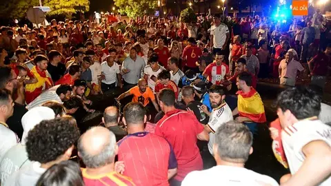 Aficionados tratan de atender a los heridos en el lugar del incidente. Foto SalamancaAldia