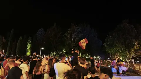 Aficionados en la fuente de la Marina celebran el triunfo de Espa&ntilde;a
