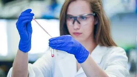 Una investigadora trabajando en un laboratorio