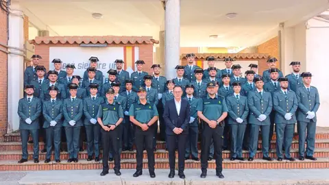 El subdelegado del Gobierno posa con los guardias civiles e pr&aacute;cticas